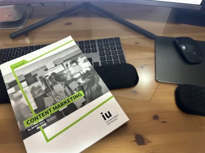 Das Bild zeigt das Content Marketing Skript der IU auf dem Schreibtisch von Martin Sosnowski