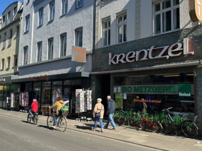 Das Bild zeigt kleine Unternehmen auf der Dellbrücker Hauptstraße in Köln.