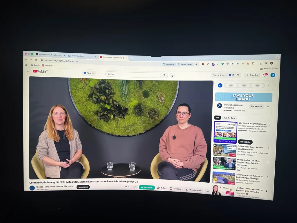 Auf dem Bild siehst du  Magdalena Mues und Antonia Richter die auf YouTube wertvollen GEO-Input teilen. Die Folge heißt "Content-Optimierung für GEO: Aktualtität, Markenkonsistenz & multimediale Inhalte | Folge 25"