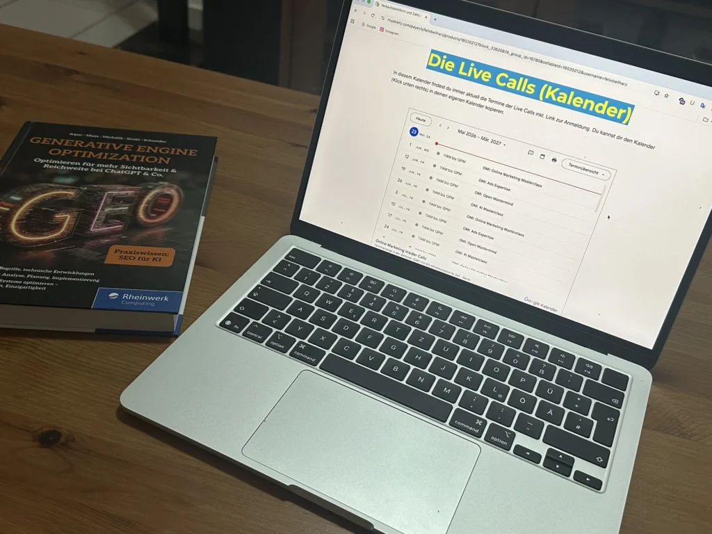 as Bild zeigt den Kalender zu den Live Calls des Online Marketing Insiders. Dieser wird auf dem Bildschirm eines Macbooks angezeigt. Daneben liegt ein Buch über Generative Engine Optimization.