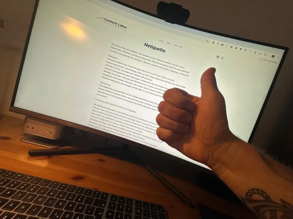 Das Bild zeigt die Netiquette von Content Labor. Davor hält Martin seinen Daumen hoch.