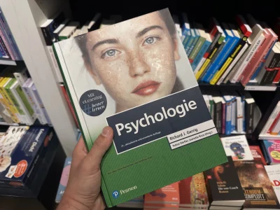 Zu sehen ist ein umfassendes Buch über Psychologie.